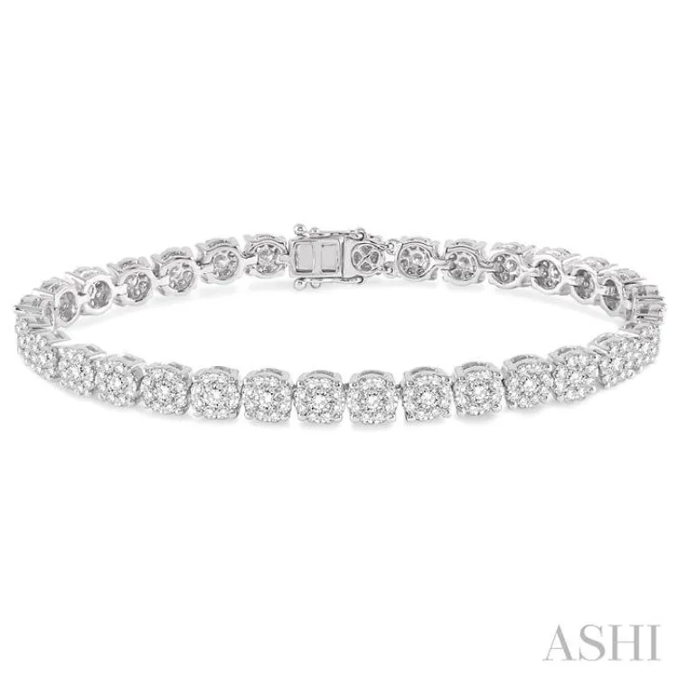 5 1/3 Ctw Round Cut Diamond Lovebright Bracelet in 14K White Gold