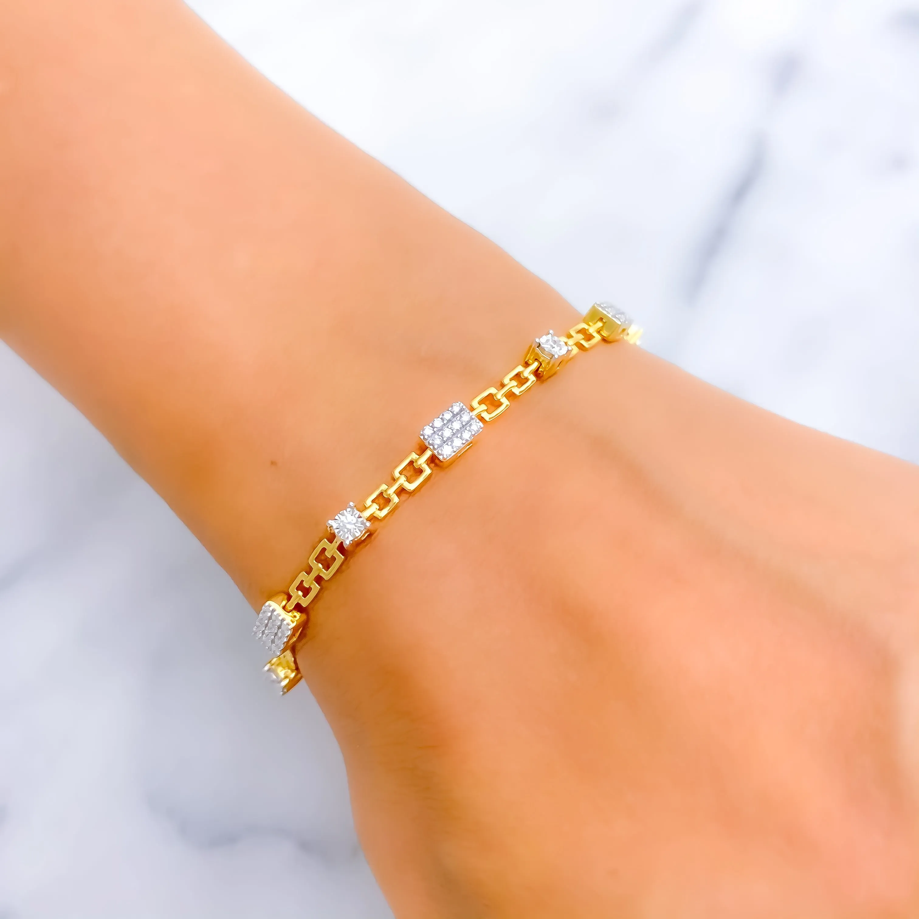 Alternating Chain Linked Diamond   18k Gold Bracelet