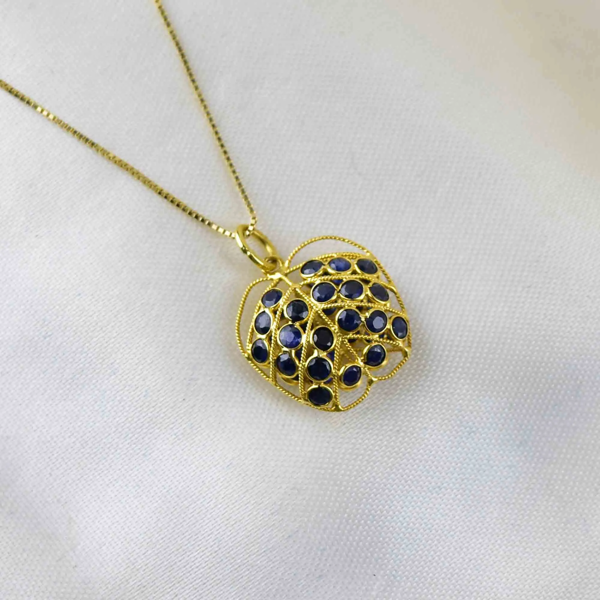 Vintage 18K Gold Filigree Blue Sapphire Pendant Necklace